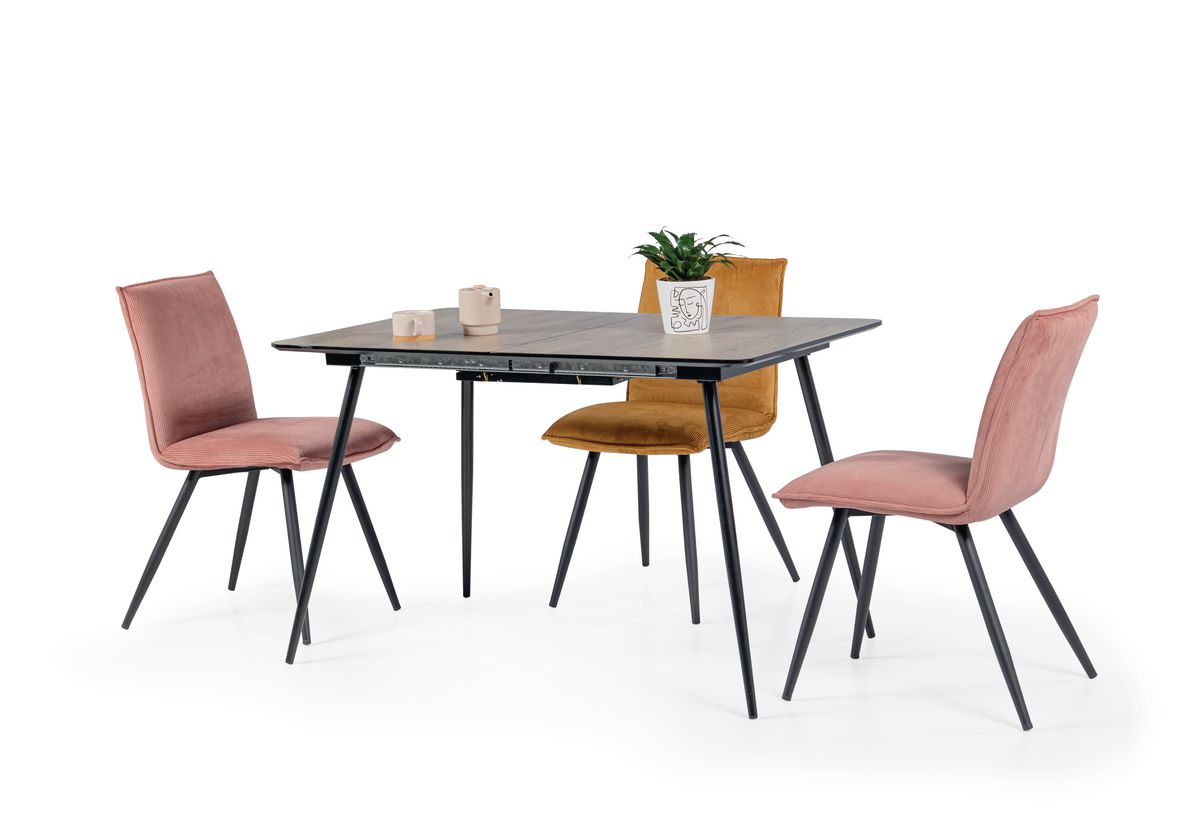 Απεικονίζεται το τραπέζι Naomi ενώ γύρω του υπάρχουν ροζ καρέκλες τραπεζαρίας